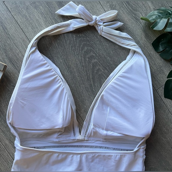 Gottex Finesse Halter One Piece Swimsuit in White. Size 10 - Picture 11 of 14